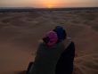 Nosaltres abraçats en una posta de sol dalt de una duna al Sahara