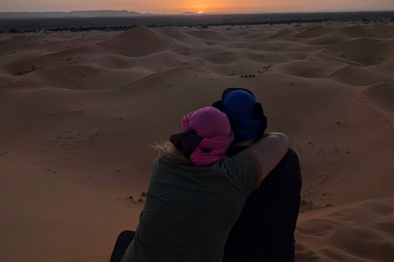 Nosaltres abraçats en una posta de sol dalt de una duna al Sahara